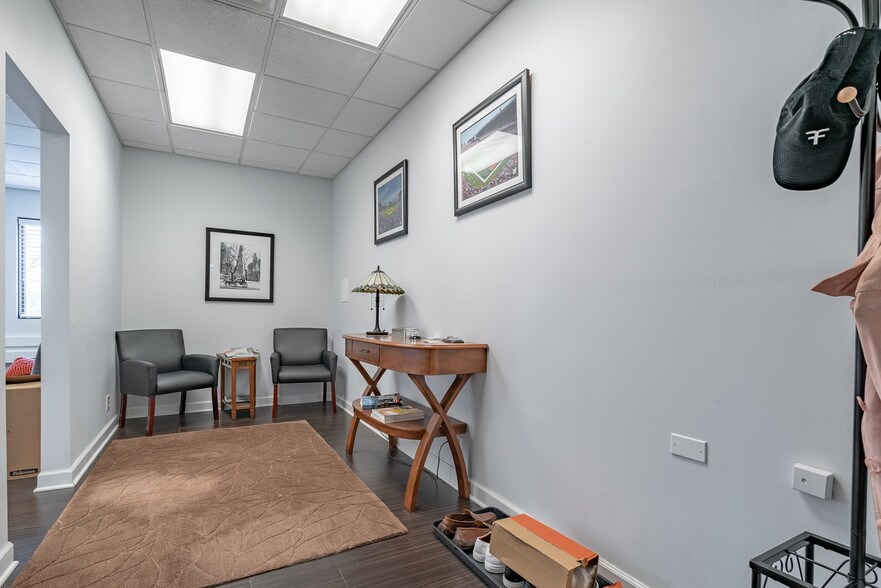 More Photos Of 6650 N Northwest Hwy, Chicago Office For Lease