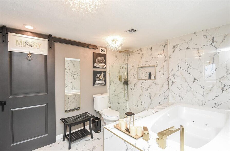 More Photos Of 2016 Main St, Houston Apartments For Sale