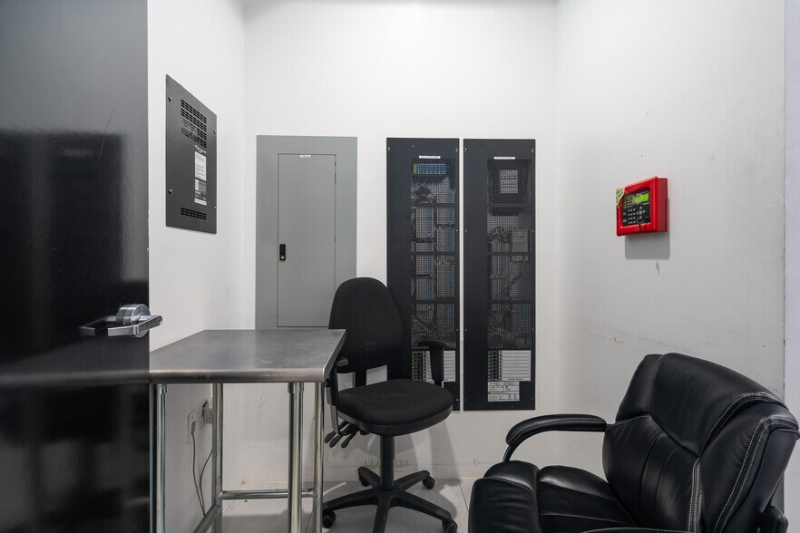 More Photos Of 19533 McLane St, Palm Springs Distribution For Sale