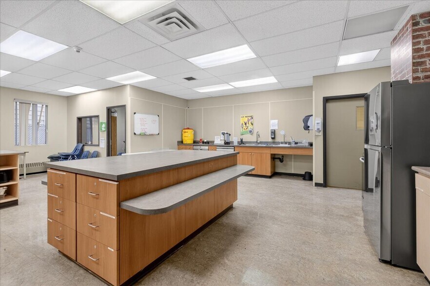 More Photos Of 11831 123 St NW, Edmonton Office For Sale