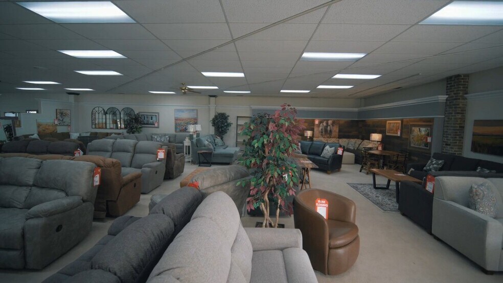 More Photos Of 101 9th St, Charles City General Retail For Sale