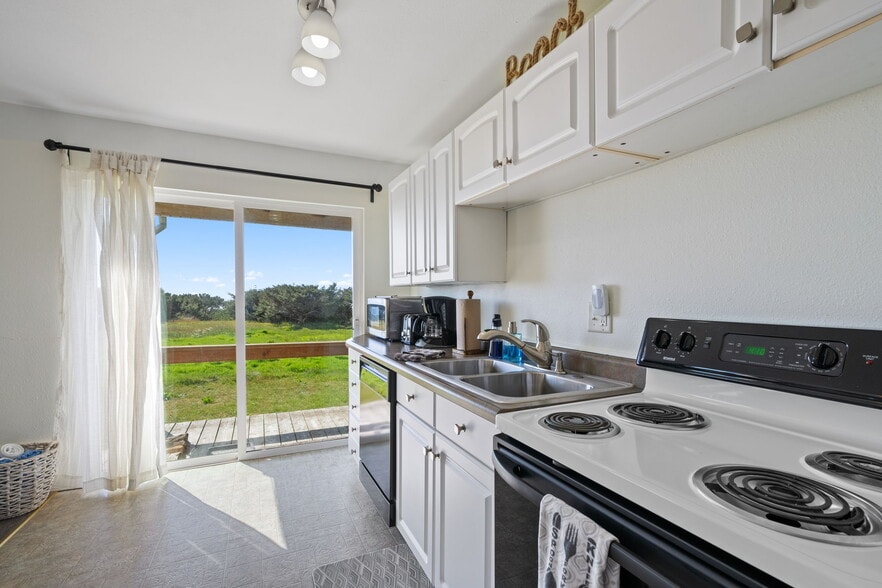 More Photos Of 259 S Pacific St, Rockaway Beach Specialty For Sale