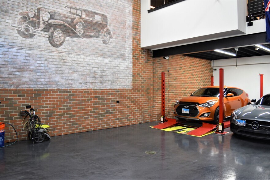 More Photos Of 2108-2260 Ferry Rd, Naperville Showroom For Sale