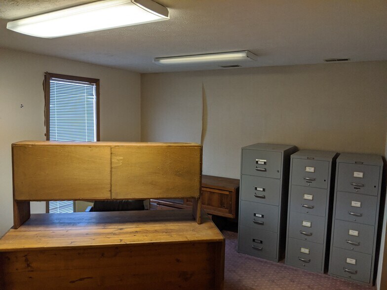 More Photos Of 1236-1248 Royal Dr, Papillion Warehouse For Lease