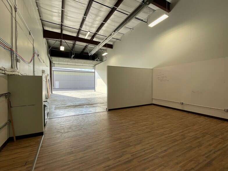 More Photos Of 3000 Airport Dr, Erie Light Manufacturing For Sale