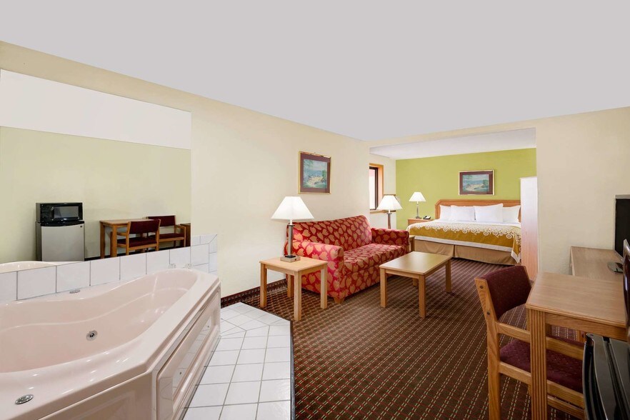 More Photos Of 3040 5th Ave S, Fort Dodge Hotel For Sale