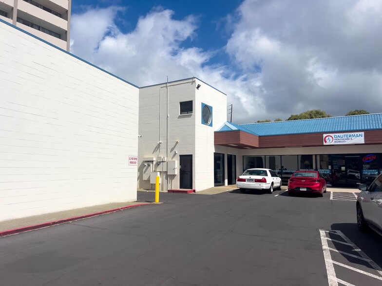 Primary Photo Of 2700 S King St, Honolulu Unknown For Lease