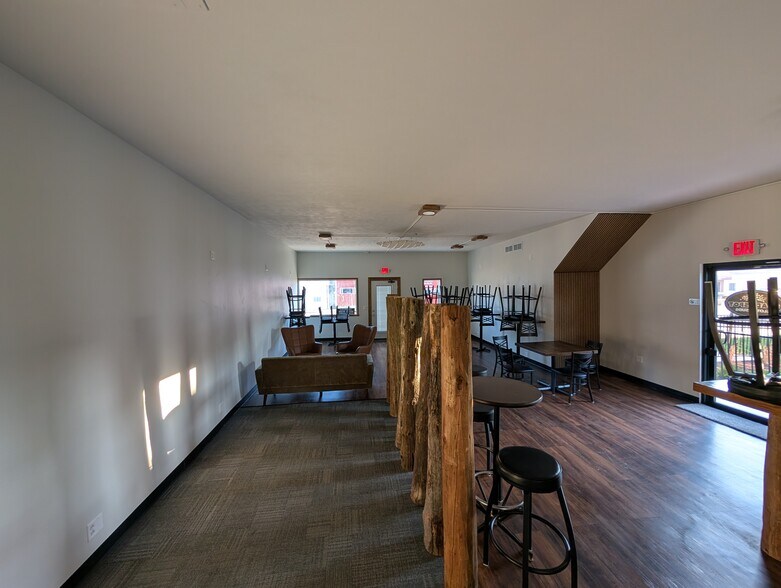 More Photos Of 518 W Main St, Kirkland Freestanding For Sale