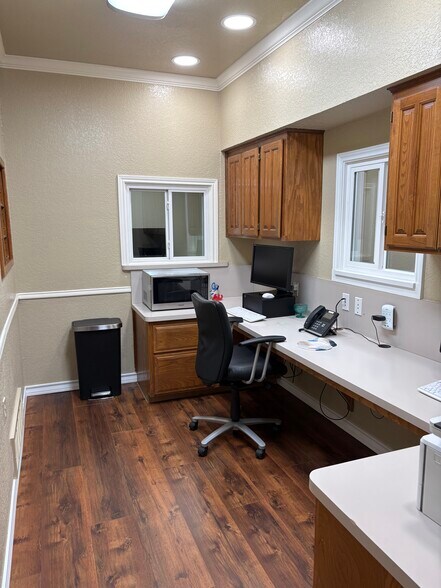 More Photos Of 606 S Harbor Ct, Granbury Office For Lease