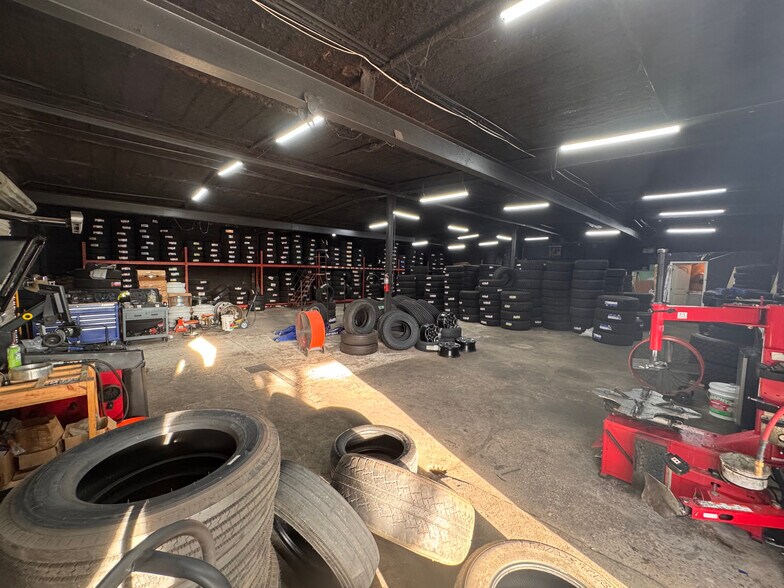 More Photos Of 6301 Causeway Blvd, Tampa Auto Repair For Lease