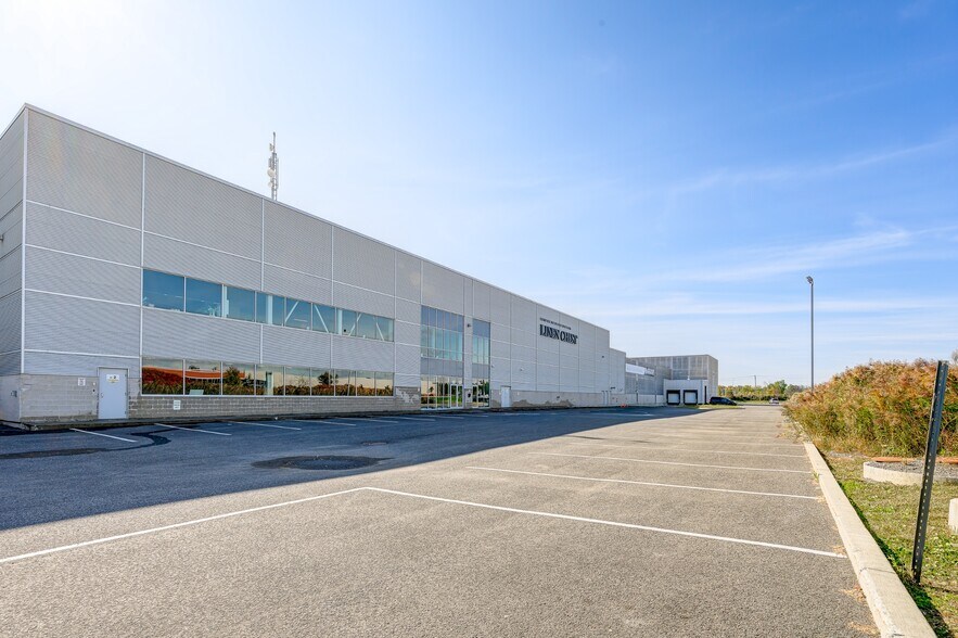 More Photos Of 875 Saint-François, Laval Warehouse For Lease