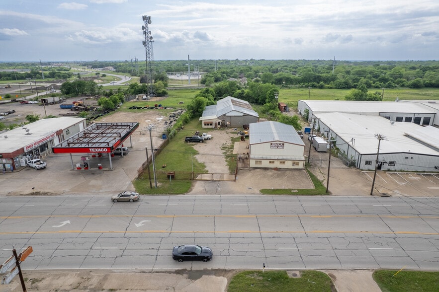 Primary Photo Of 1003 S Kaufman St, Ennis Warehouse For Sale