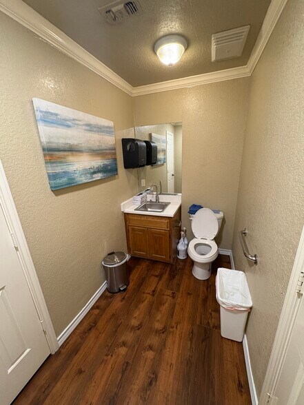 More Photos Of 606 S Harbor Ct, Granbury Office For Lease