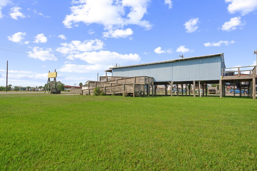 More Photos Of 990 Alma Rd, Crystal Beach Office For Sale