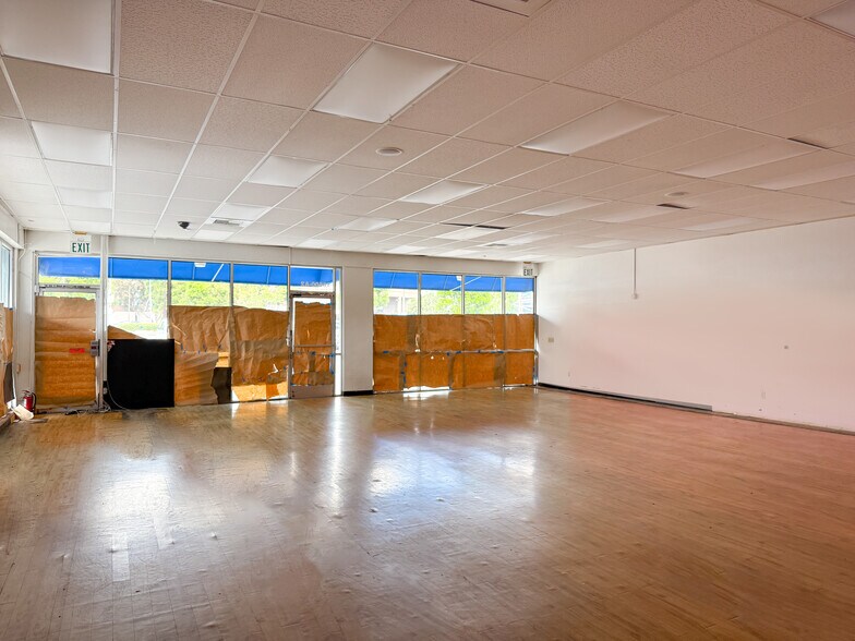 More Photos Of 16500-16530 Sherman Way, Van Nuys Unknown For Lease