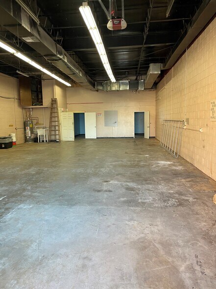 More Photos Of 110 S River Rd, Des Plaines Warehouse For Lease
