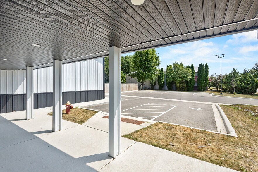 More Photos Of 390 Progress Dr, Cottage Grove Veterinarian Kennel For Sale
