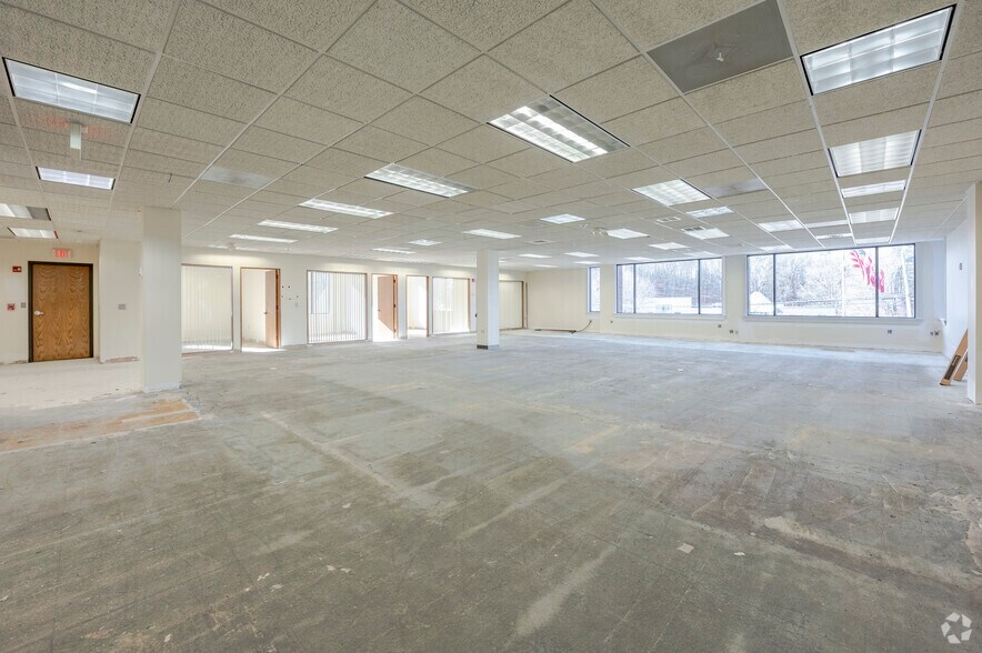 More Photos Of 22 Waterville Rd, Avon Medical For Sale