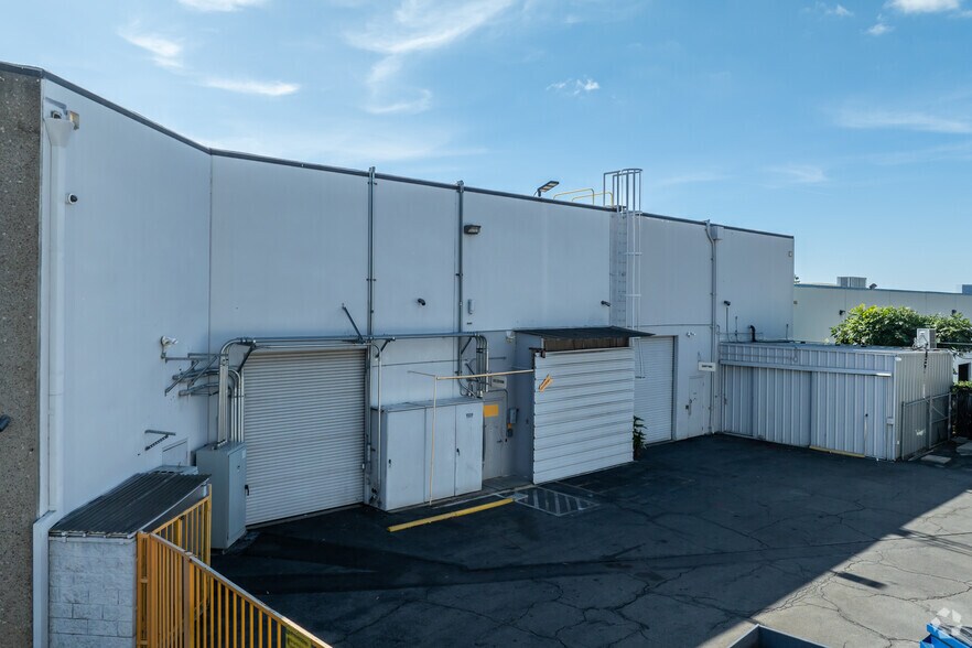 More Photos Of 10 Thomas, Irvine Light Manufacturing For Sale