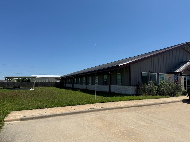More Photos Of 6102 Imperial Loop, College Station Light Distribution For Lease