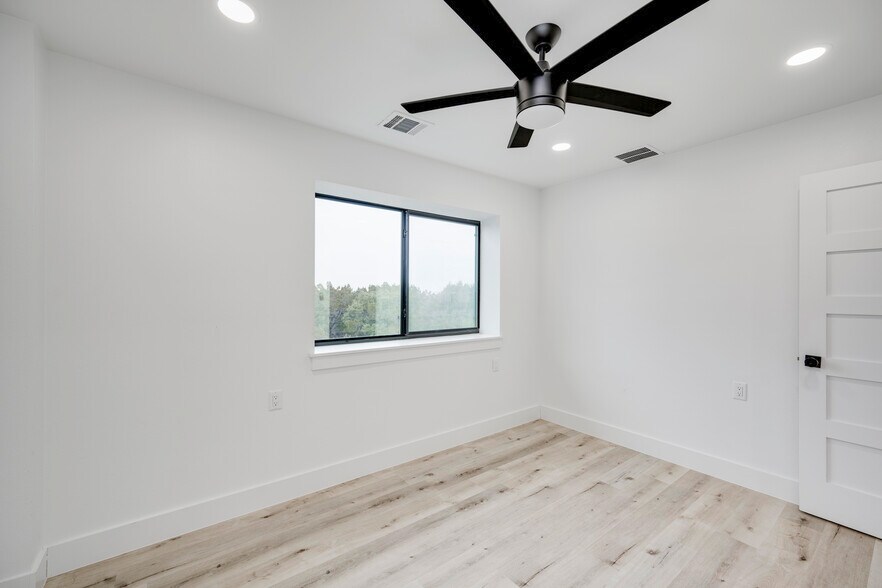 More Photos Of 15210 Fitzhugh Rd, Austin Warehouse For Lease