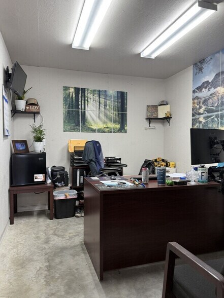 More Photos Of 302 Richey Rd, Leesburg Warehouse For Lease