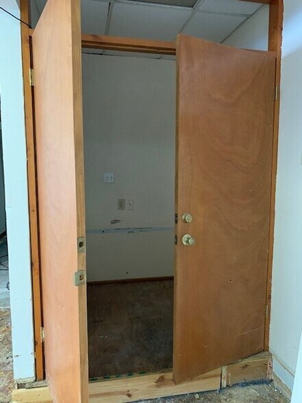 More Photos Of 2706 Samuell Blvd, Dallas Storefront For Lease