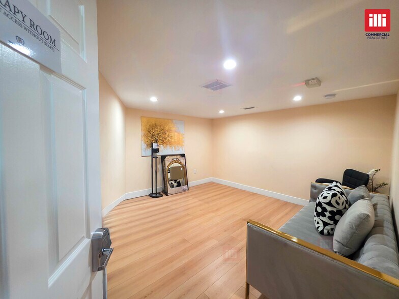 More Photos Of 18551 Ventura Blvd, Tarzana Storefront For Lease