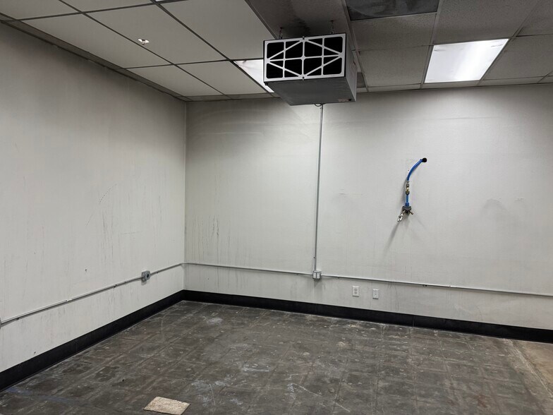 More Photos Of 1980 Goodyear Ave, Ventura Warehouse For Lease