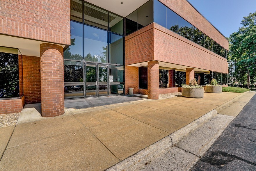 More Photos Of 901 Moorefield Park Dr, Richmond Office For Lease
