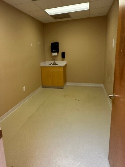 More Photos Of 15421 Forest Rd, Forest Office For Lease