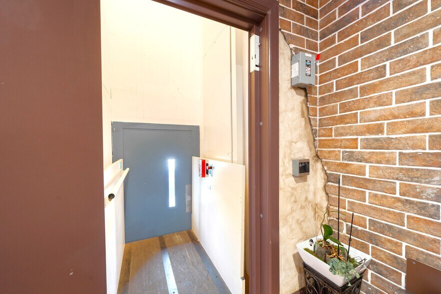 More Photos Of 228 S Oxford Ave, Los Angeles General Retail For Sale