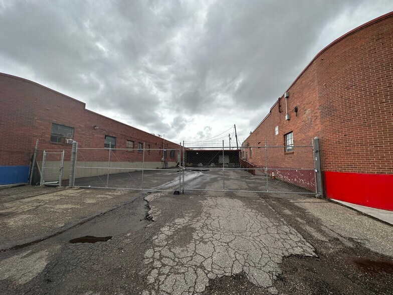 More Photos Of 4959 Colorado Blvd, Denver Warehouse For Lease