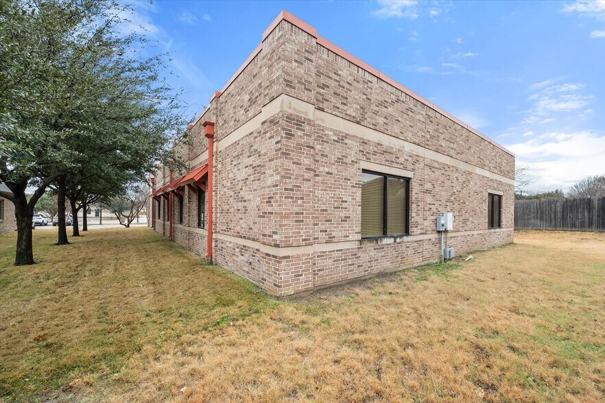 More Photos Of 820 Central Dr, Colleyville Office For Sale
