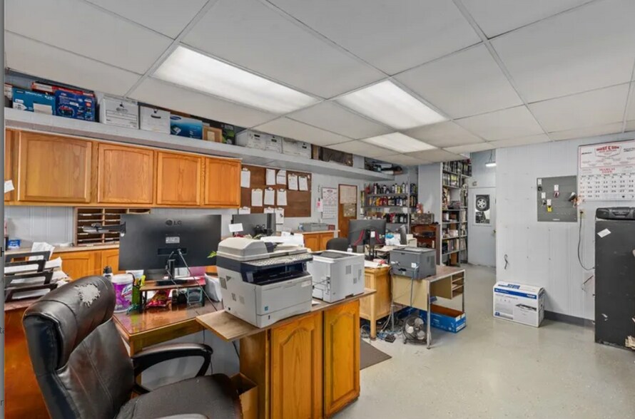 More Photos Of 2300 Hoffman Dr, Effingham Auto Repair For Sale