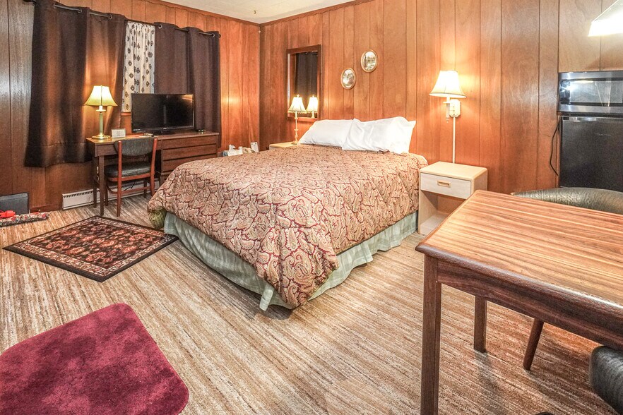 More Photos Of 314 Chippewa St, Ontonagon Hotel For Sale