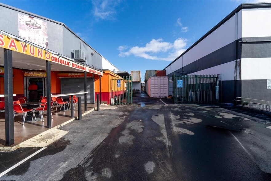 More Photos Of 3595 NW 54th St, Miami Warehouse For Sale