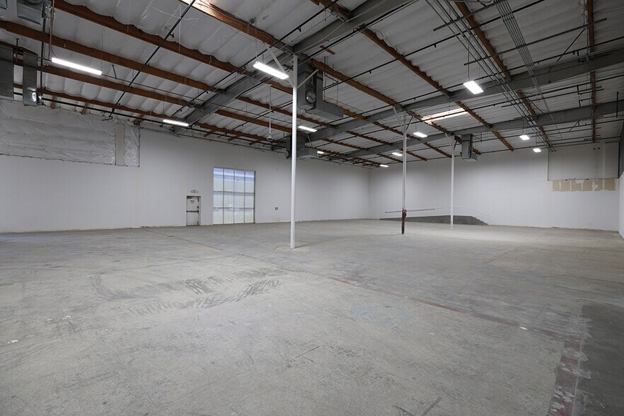 More Photos Of 12723 Wentworth St, Pacoima Warehouse For Lease