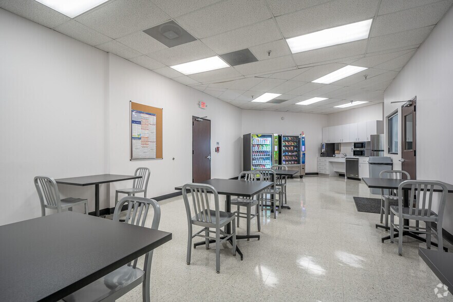 More Photos Of 7250 W 43rd St, Houston Warehouse For Lease