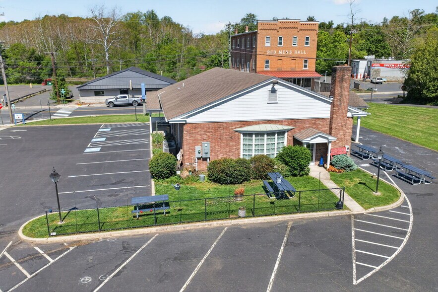 More Photos Of 101 Walnut St, Green Lane Bank For Sale