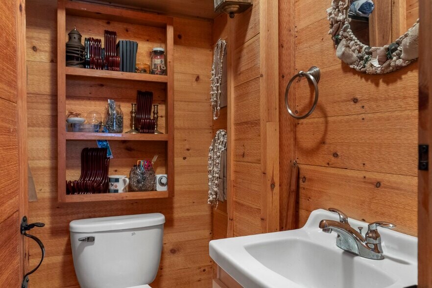 More Photos Of 10 McKown St, Boothbay Harbor Storefront For Sale