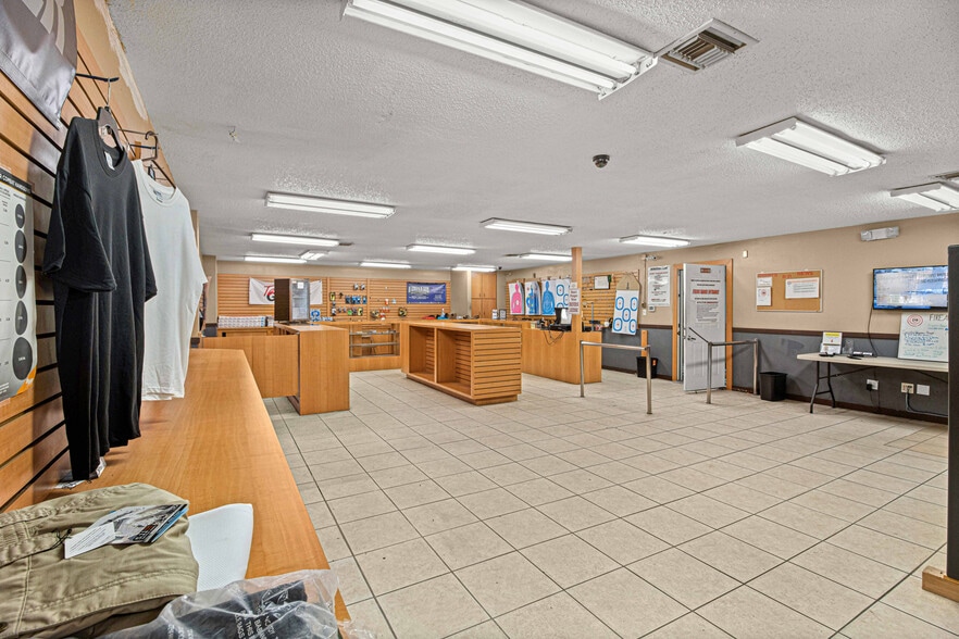 More Photos Of 1031 NE 16th St, Ocala Manufacturing For Lease