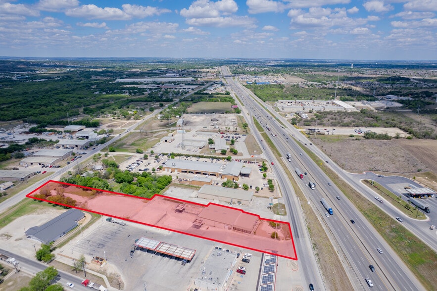More Photos Of 4320 S Interstate 35, New Braunfels Showroom For Lease