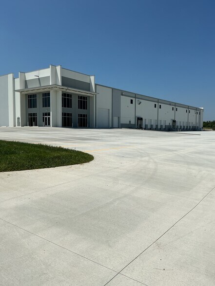 More Photos Of 1900 Airport West Rd, Mansfield Warehouse For Lease