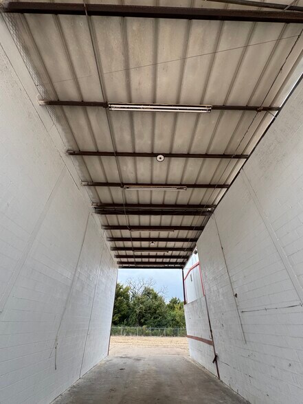 More Photos Of 9182 S US Highway 79, Palestine Service For Lease