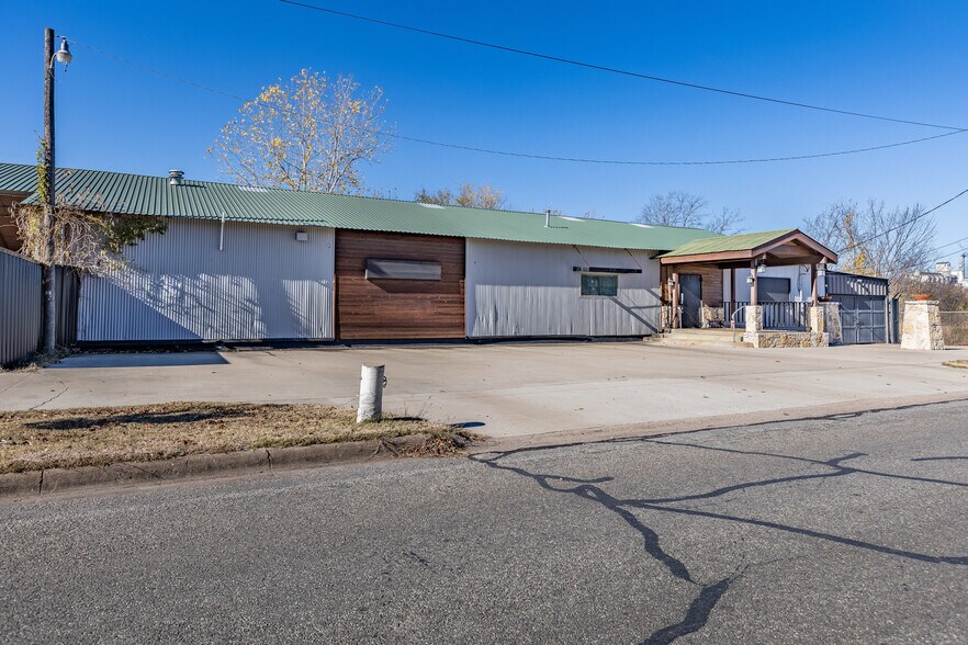 More Photos Of 1024 S First St, Sherman Warehouse For Lease