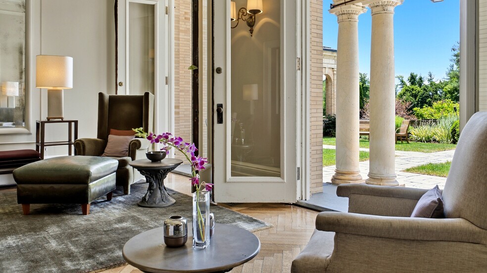 More Photos Of 11 Hawthorne Rd, Lenox Hotel For Sale