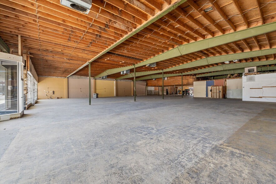 More Photos Of 45151 Oasis St, Indio Freestanding For Lease