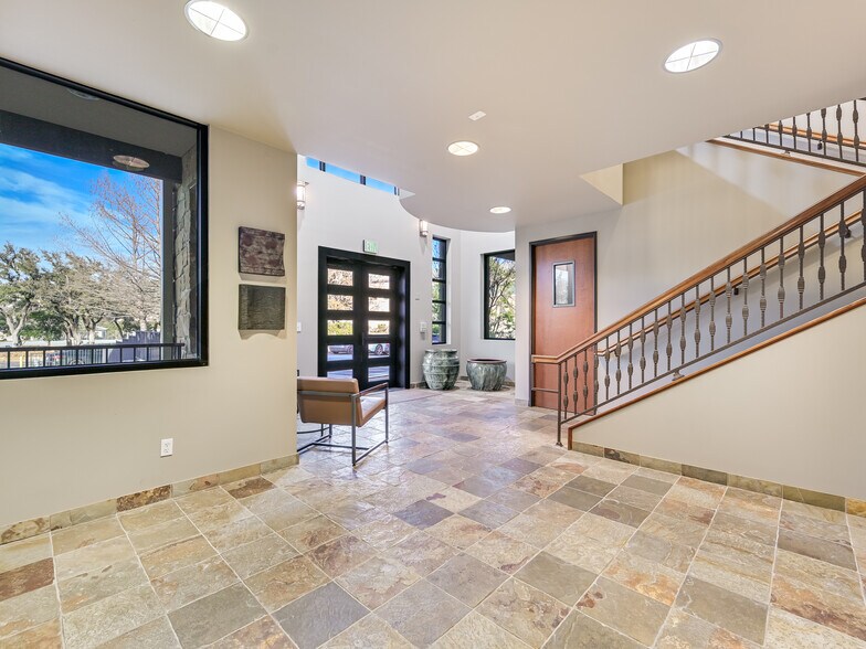 More Photos Of 3 Lakeway Centre Ct, Austin Medical For Lease