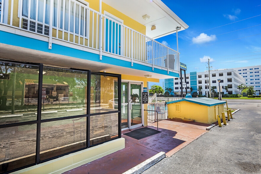 More Photos Of 4600 34th St S, Saint Petersburg Hotel For Sale